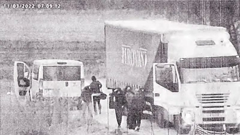 L'arrivo a Paderno Franciacorta del tir con le armi - © www.giornaledibrescia.it