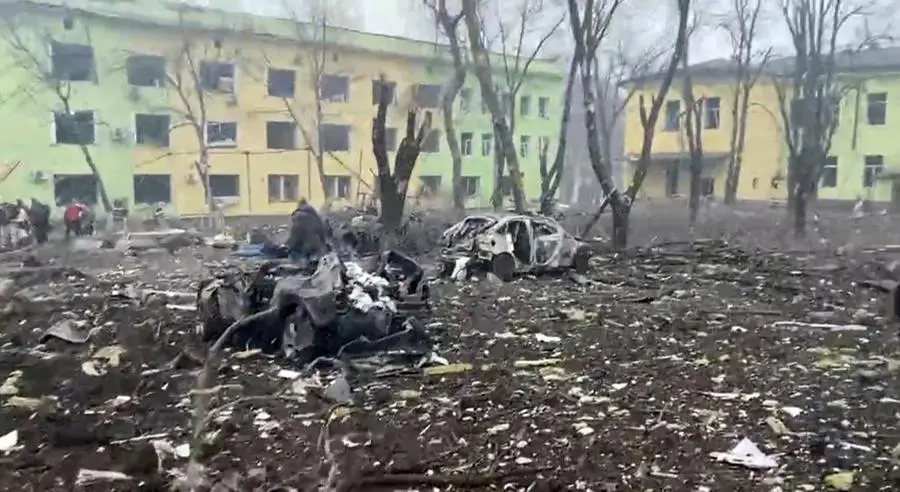 L'ospedale pediatrico di Mariupol distrutto da un raid aereo russo
