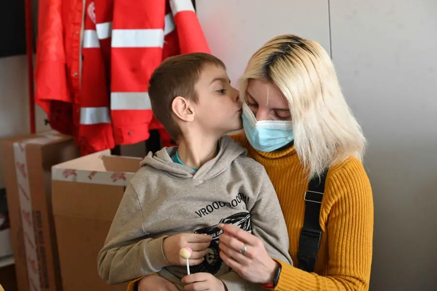 Le mamme e i bimbi accolti nelle scorse ore dalla Croce Rossa di Brescia