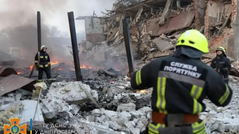 Vigili del Fuoco ucraini al lavoro tra le macerie a Dnipro - Foto Ansa © www.giornaledibrescia.it