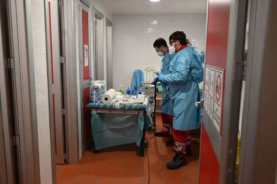 Le mamme e i bimbi accolti nelle scorse ore dalla Croce Rossa di Brescia