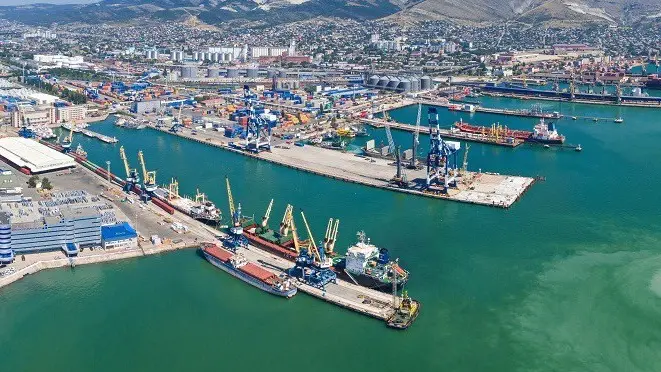 Lo scalo portuale russo di Novorossiysk da cui partono molte navi con le materie prime per le nostre fonderie e acciaierie