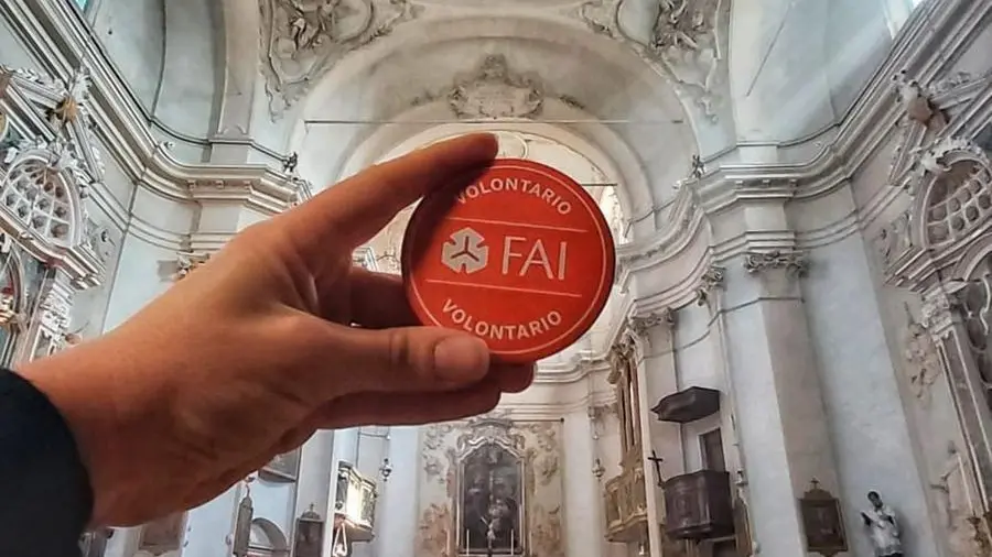 Folzano, un gruppo visita la chiesa di San Silvestro -  © www.giornaledibrescia.it