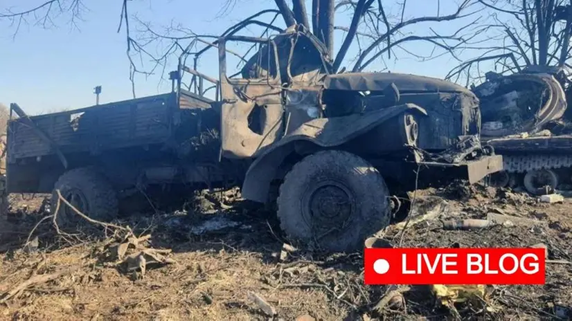 Colonna di veicoli russi distrutta dalle forze ucraine vicino a Trostyanets, nella regione di Sumy - Foto diffusa da autorità ucraine / Epa © www.giornaledibrescia.it
