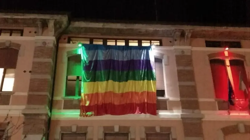 La bandiera della pace sul municipio di Gussago - © www.giornaledibrescia.it