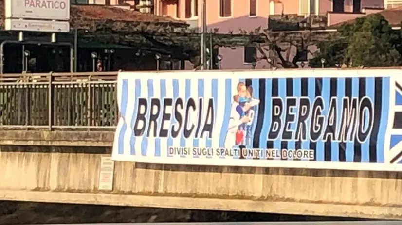 Lo striscione esposto sul ponte tra Paratico e Sarnico durante il Covid