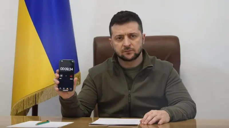 Zelensky in un video in cui riproduce il suono delle sirene antiaeree - Foto Facebook