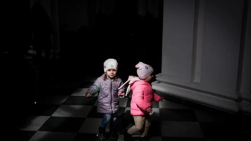 Due bambine giocano in un rifugio ucraino - Foto Epa/Ansa © www.giornaledibrescia.it