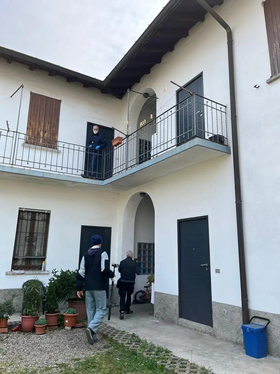I carabinieri a casa dell'omicida
