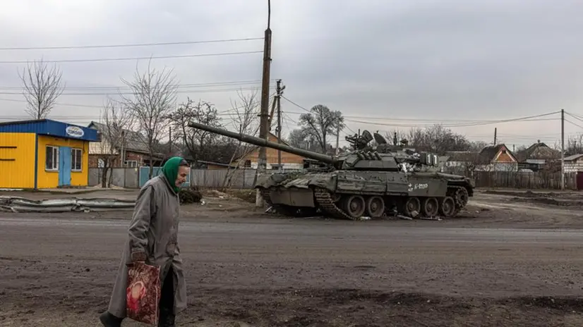 Un'anziana donna cammina per le strade di Sumy, città dell'Ucraina nord-orientale -  © www.giornaledibrescia.it