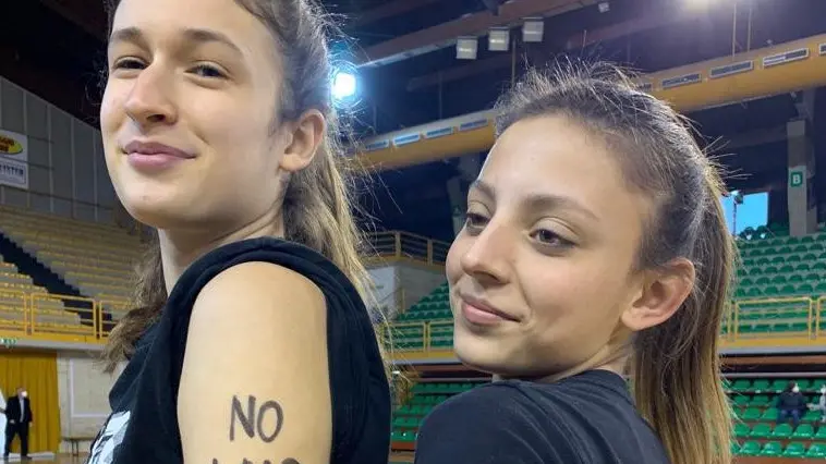 Il messaggio delle giovani atlete: no alla guerra - © www.giornaledibrescia.it