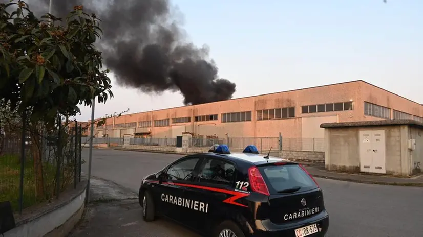 Il fumo nero dalla fabbrica di Pralboino dove è scoppiato un incendio domenica pomeriggio