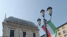 Palazzo Loggia addobbato con il tricolore nei mesi del lockdown - © www.giornaledibrescia.it
