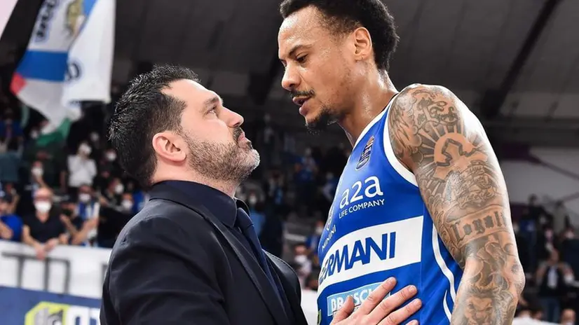 Alessandro Magro parla con David Moss, a Brescia dal 2016, uomo d’esperienza della squadra