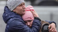 Madre e figlia si abbracciano dopo aver passato il confine con la Polonia - © www.giornaledibrescia.it