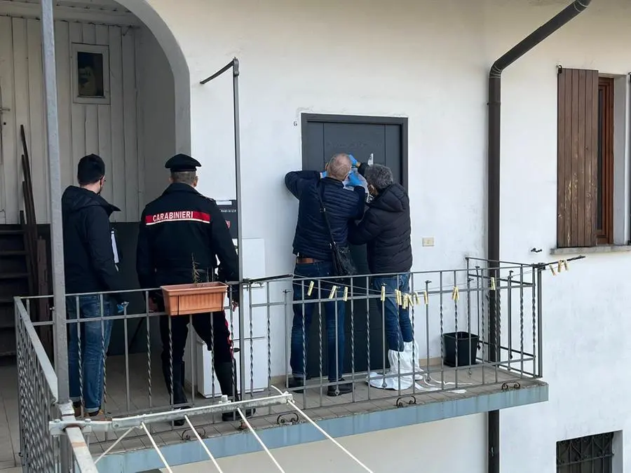 I carabinieri a casa dell'omicida