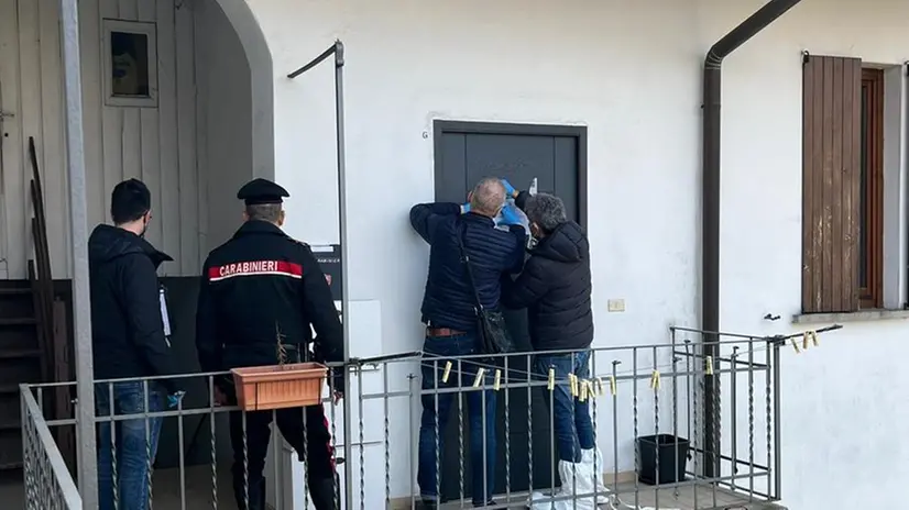 I carabinieri a casa dell'omicida