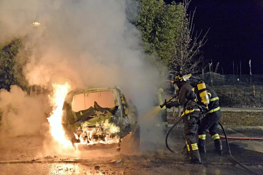 Auto in fiamme (foto di archivio) -  © www.giornaledibrescia.it