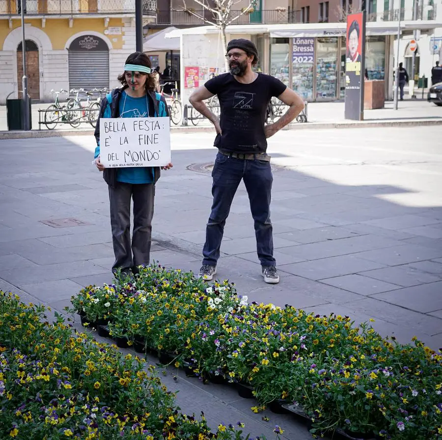 Il flashmob di 7milamiglialontano con i Fridays for Future in piazza Loggia