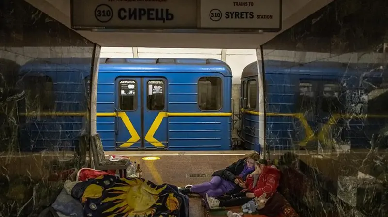 Al suono della sirena, la popolazione ucraina si rifugia nelle stazioni metro- © www.giornaledibrescia.it