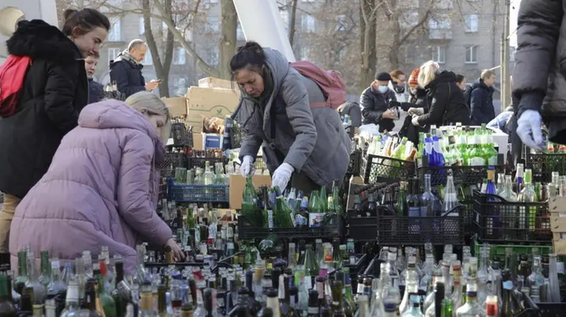 Un gruppo di persone prepara le molotov in strada a Dnipro - Foto Stanislav Kozliuk/Epa © www.giornaledibrescia.it