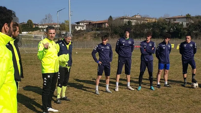 Il primo contatto del tecnico Soave con il Desenzano Calvina - © www.giornaledibrescia.it