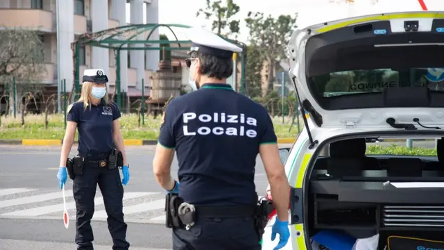 Agenti della Polizia Locale di Sirmione - © www.giornaledibrescia.it