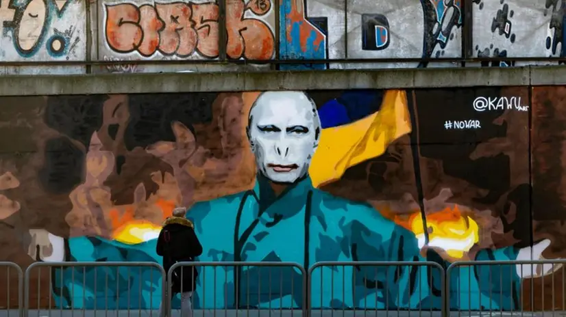 Un murale che raffigura Putin nelle vesti di Lord Voldemort, il cattivo di Harry Potter, a Poznan in Polonia - Foto Epa © www.giornaledibrescia.it