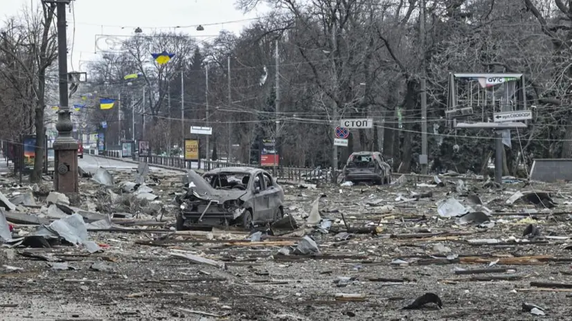 Devastazione a Kharkiv dopo le bombe russe - Foto Epa/Sergey Dolzhenko © www.giornaledibrescia.it