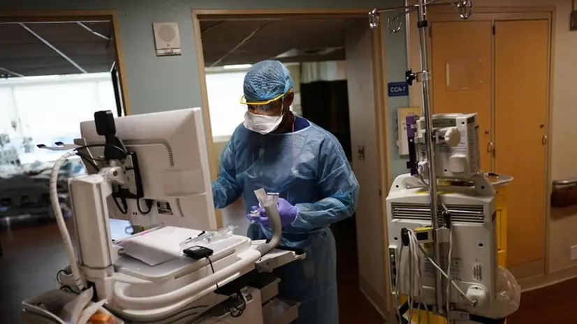 Un'infermiera in un reparto di terapia intensiva - Foto Ansa/Epa/Will Oliver © www.giornaledibrescia.it