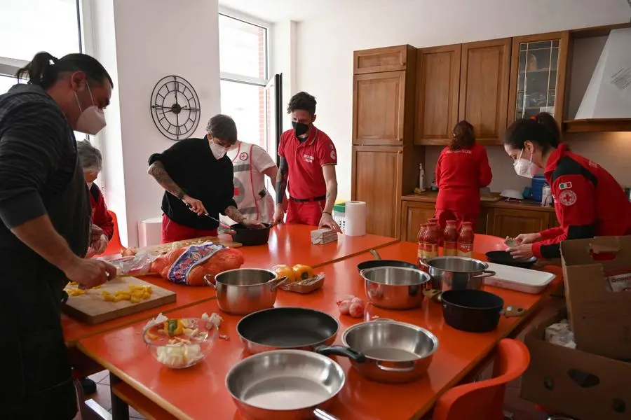 Le mamme e i bimbi accolti nelle scorse ore dalla Croce Rossa di Brescia