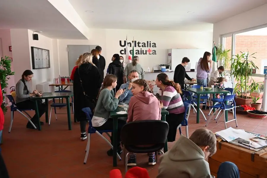 Le mamme e i bimbi accolti nelle scorse ore dalla Croce Rossa di Brescia