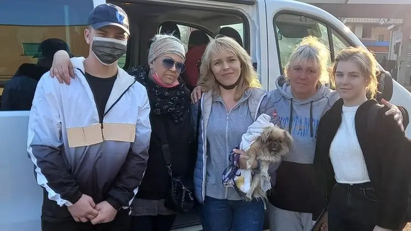 Alla partenza. Giusy insieme a Nazar, Irina, Anastasia e nonna Oxana prima di partire per la Polonia - Foto © www.giornaledibrescia.it