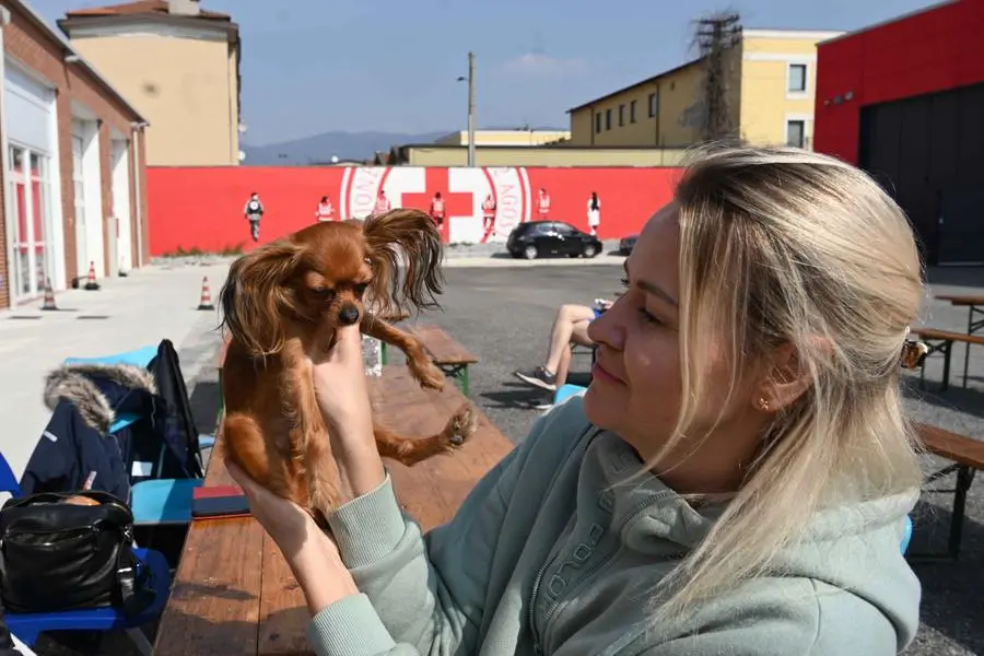 Le mamme e i bimbi accolti nelle scorse ore dalla Croce Rossa di Brescia