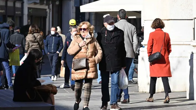 Gente in centro città - Marco Ortogni/Neg © www.giornaledibrescia.it