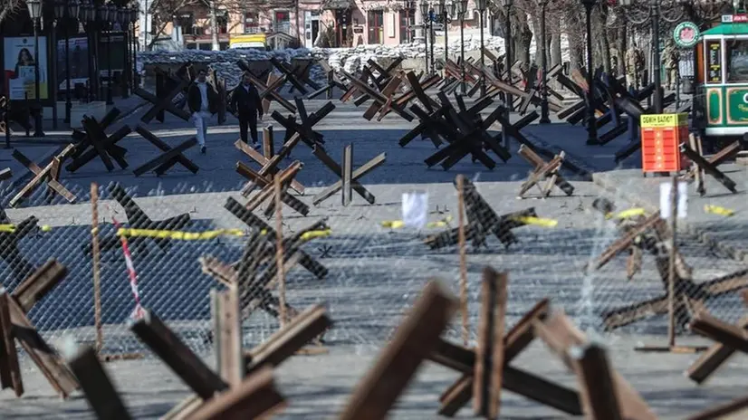 Cavalli di frisia in Ucraina - Foto Epa © www.giornaledibrescia.it