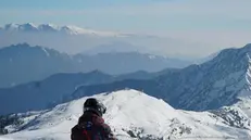 Con lo snowboard. Un appassionato di sport invernali al Maniva