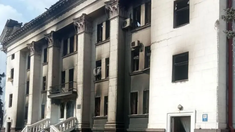 Il teatro di Mariupol dopo il bombardamento - Foto Ansa/Epa © www.giornaledibrescia.it
