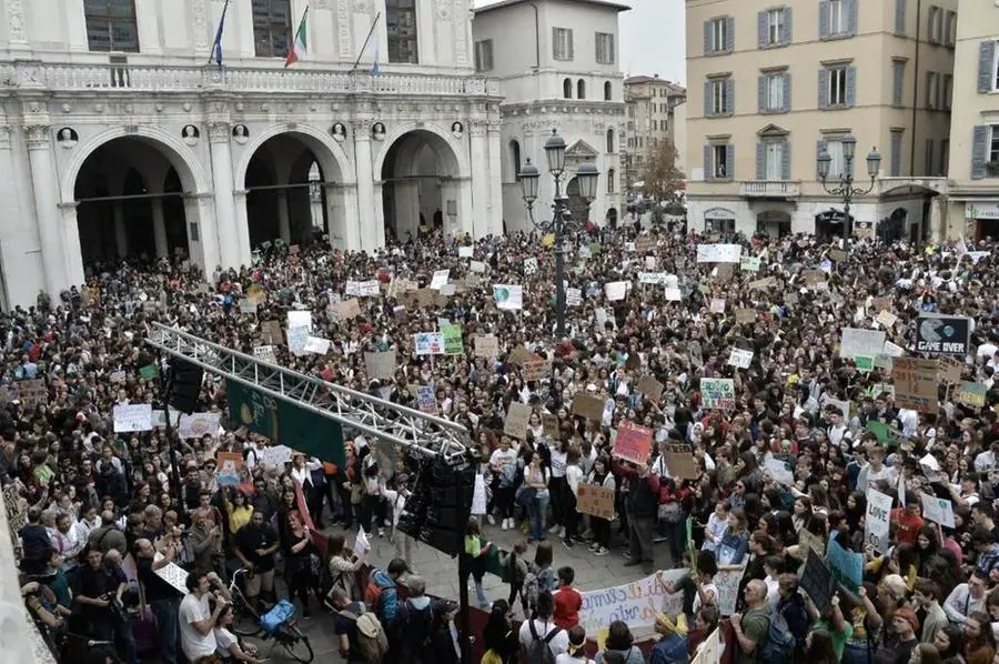 Migliaia in piazza anche a Brescia per manifestare per l'ambiente