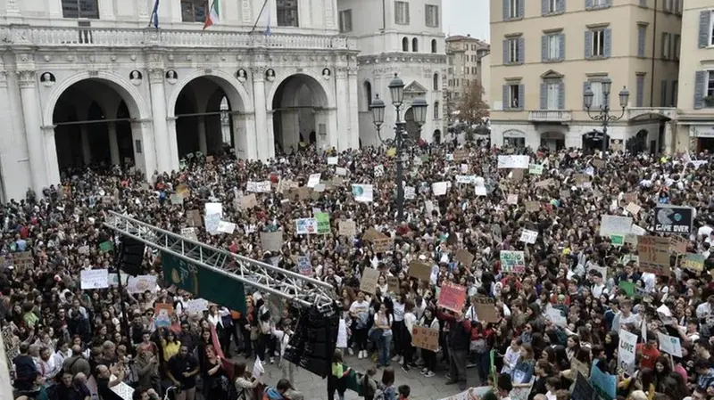 Migliaia in piazza anche a Brescia per manifestare per l'ambiente