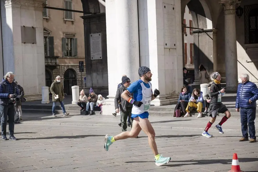 Il passaggio della Brescia Art Marathon in centro a Brescia