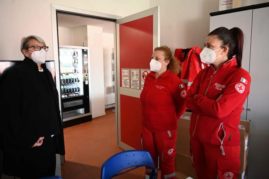 Le mamme e i bimbi accolti nelle scorse ore dalla Croce Rossa di Brescia