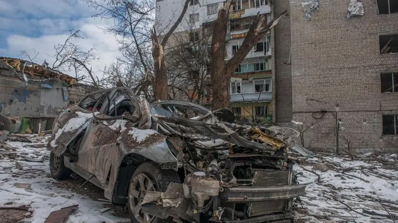 Quel che resta di un'auto dopo un bombardamento - Foto Ansa © www.giornaledibrescia.it