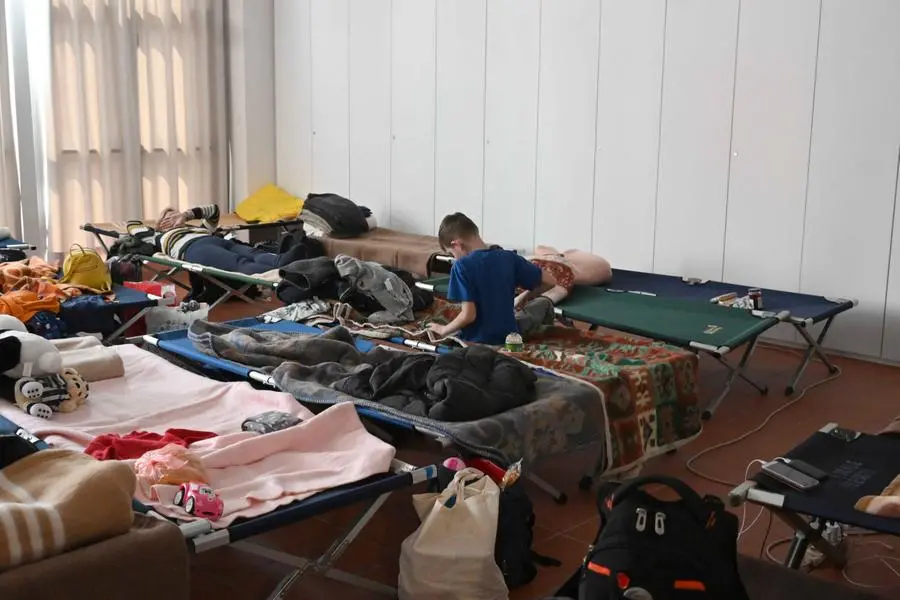 Le mamme e i bimbi accolti nelle scorse ore dalla Croce Rossa di Brescia