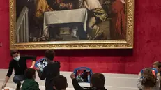 Bambini giocano con la app game di Geronimo Stilton nella Pinacoteca