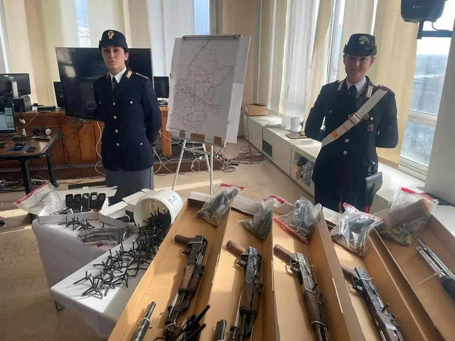 Le armi sequestrate nel corso del blitz a Cazzago San Martino