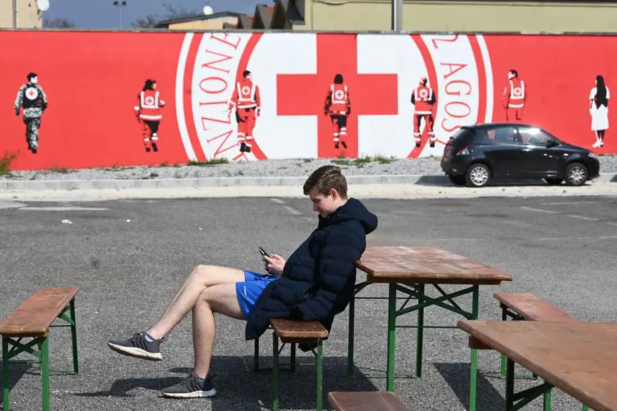 Le mamme e i bimbi accolti nelle scorse ore dalla Croce Rossa di Brescia