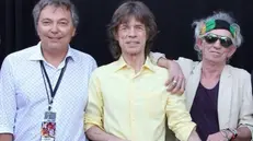 Adolfo Galli insieme a Mick Jagger e Keith Richards - Foto © www.giornaledibrescia.it