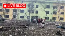 L'ospedale pediatrico di Mariupol distrutto da un raid aereo russo - © Foto tratte dal profilo Twitter di Tryxa