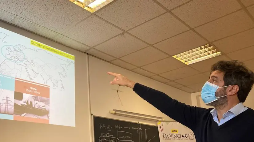 Massimo Temporelli in classe durante il tour nelle scuole bresciane